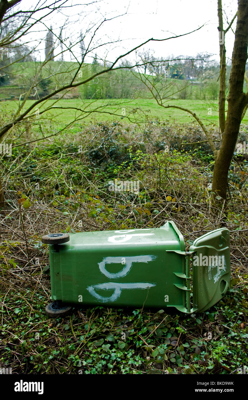 Représentant une poubelle en plastique vert jeté un œil mal dans la campagne Banque D'Images