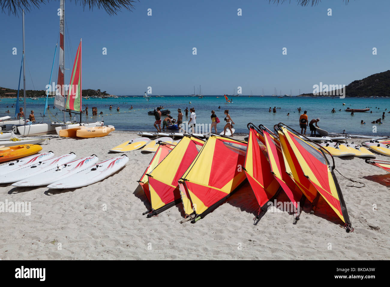 Les planches à voile sur la plage de santa giulia en corse Banque D'Images