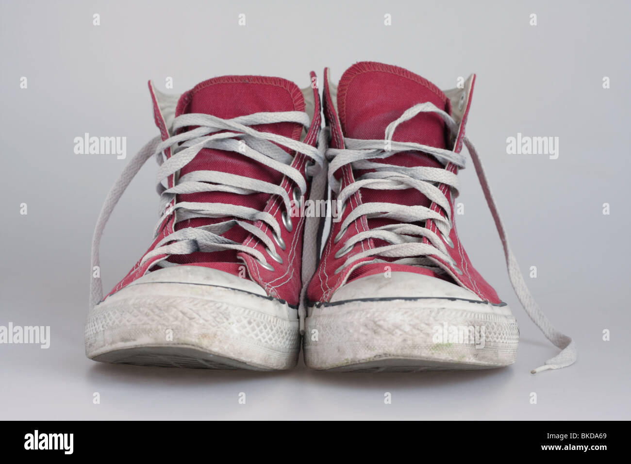 Une paire de Chuck Taylor rouge usé, Converse All Star sport bottes. Banque D'Images