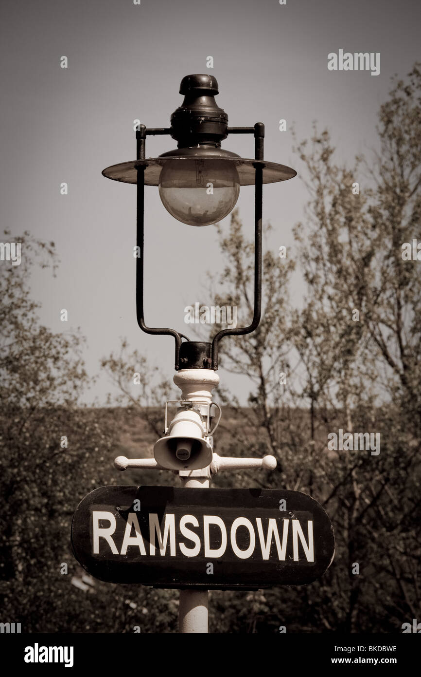 Un lampost et signe en Ramsdown sur la station East Lancashire Railway pendant un week-end de 1940 Banque D'Images