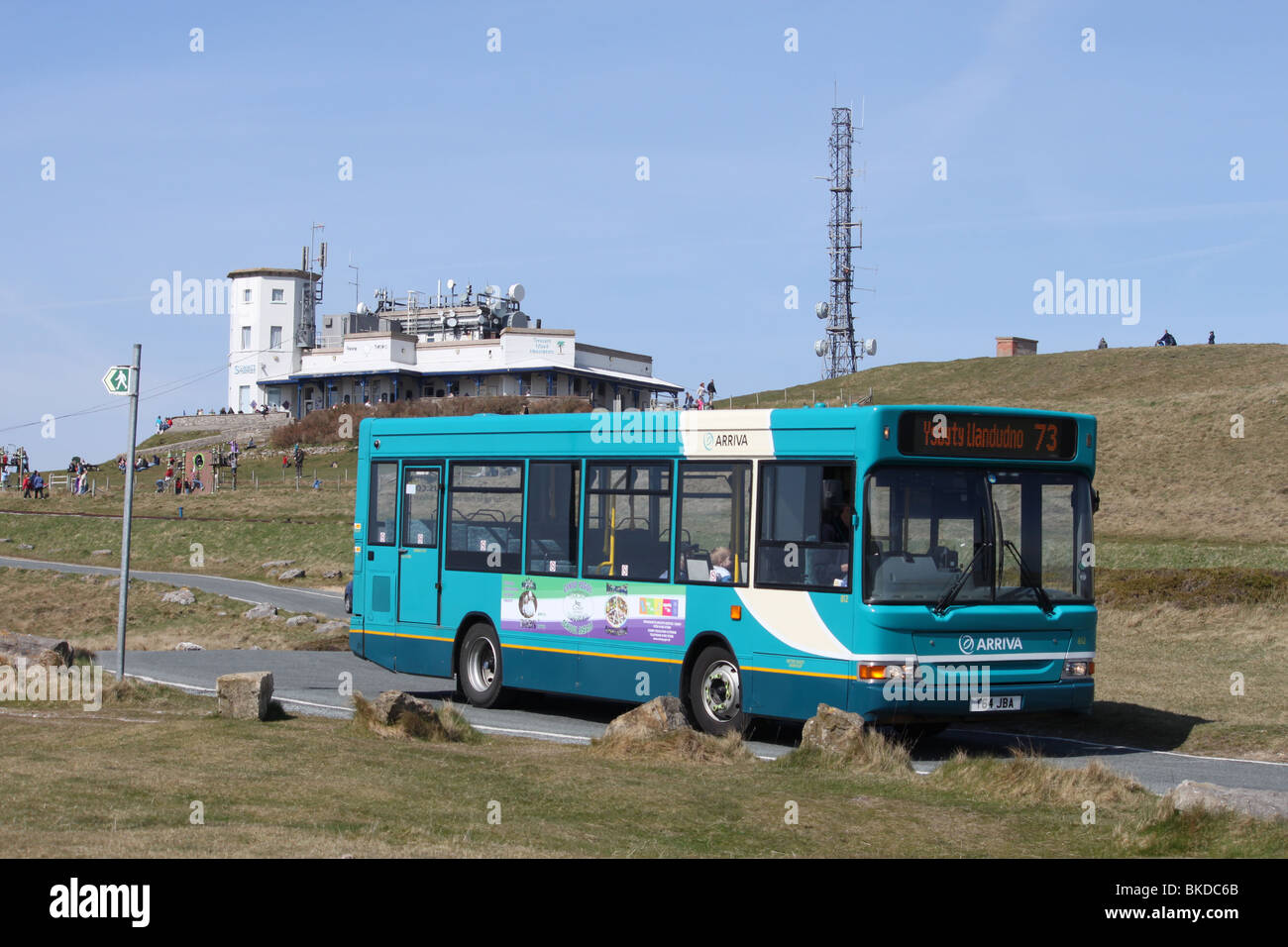 Service bus à Llandudno sur le Great Orme avec complexe du sommet à l'arrière-plan. Banque D'Images