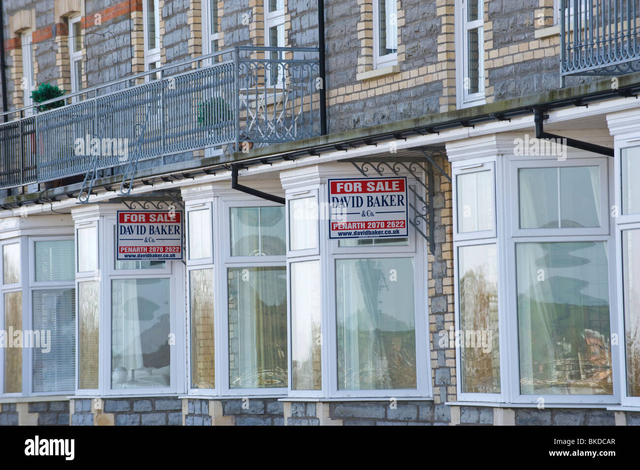 Terrasse de maisons d'époque avec les agents immobiliers à vendre signes à Penarth Vale of Glamorgan South Wales UK Banque D'Images