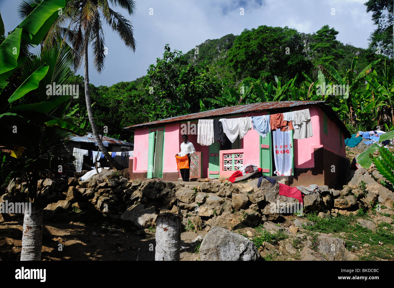 L'homme Local dans sa maison dans un village entre Milot et la Citadelle il, Cap-Haïtien, Haïti, Hispaniola, Grandes Antilles, Amériques Banque D'Images