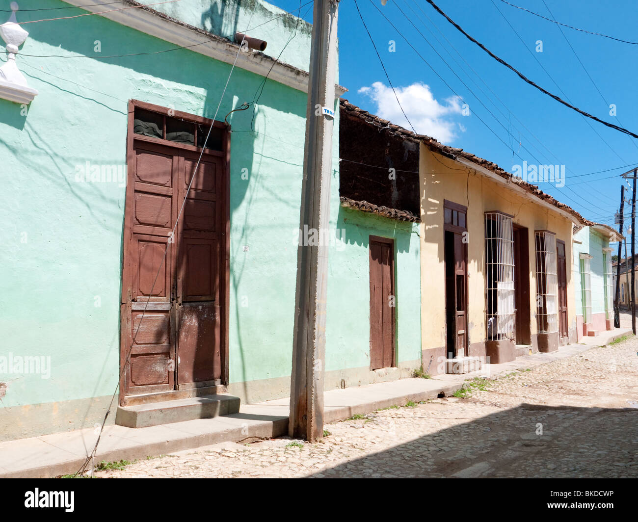 Scène de rue de l'architecture coloniale dans le centre historique de Trinidad, Cuba Banque D'Images