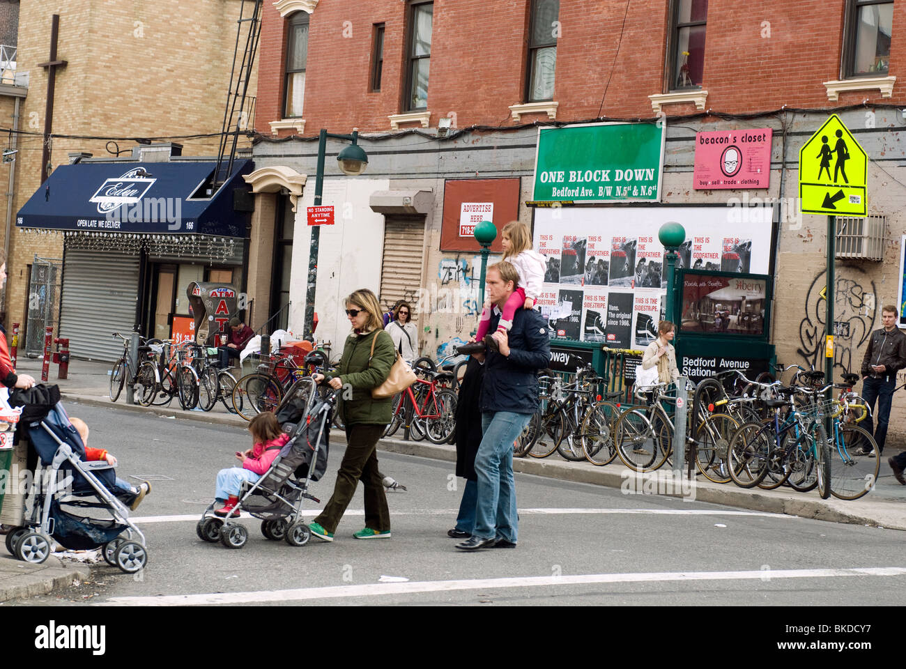 Activité à l'intersection achalandée de Bedford Avenue et N. Seventh St. dans le quartier branché d'hipster Williamsburg, Brooklyn à New York Banque D'Images