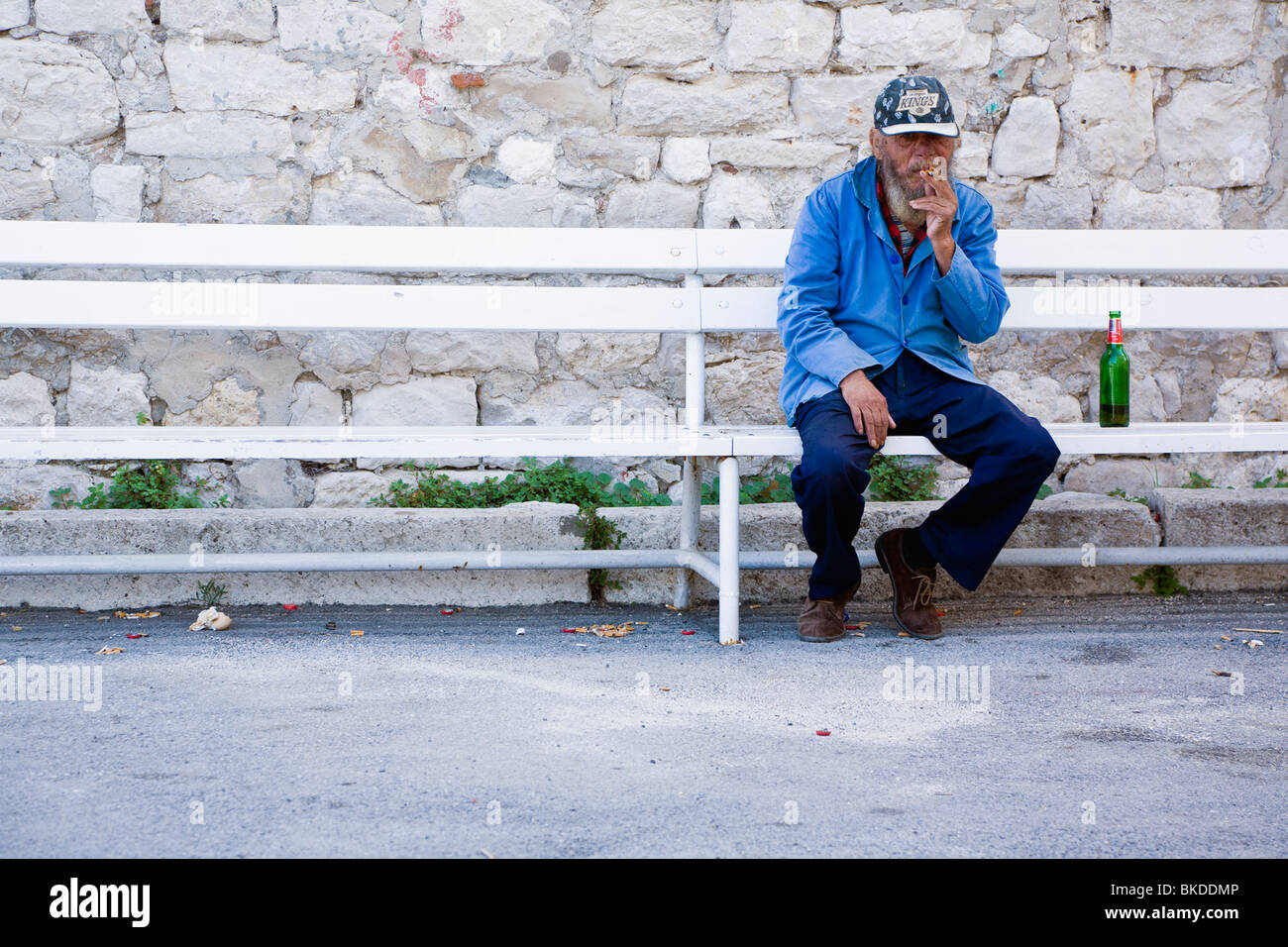Homme croate avec de la bière et la cigarette Banque D'Images