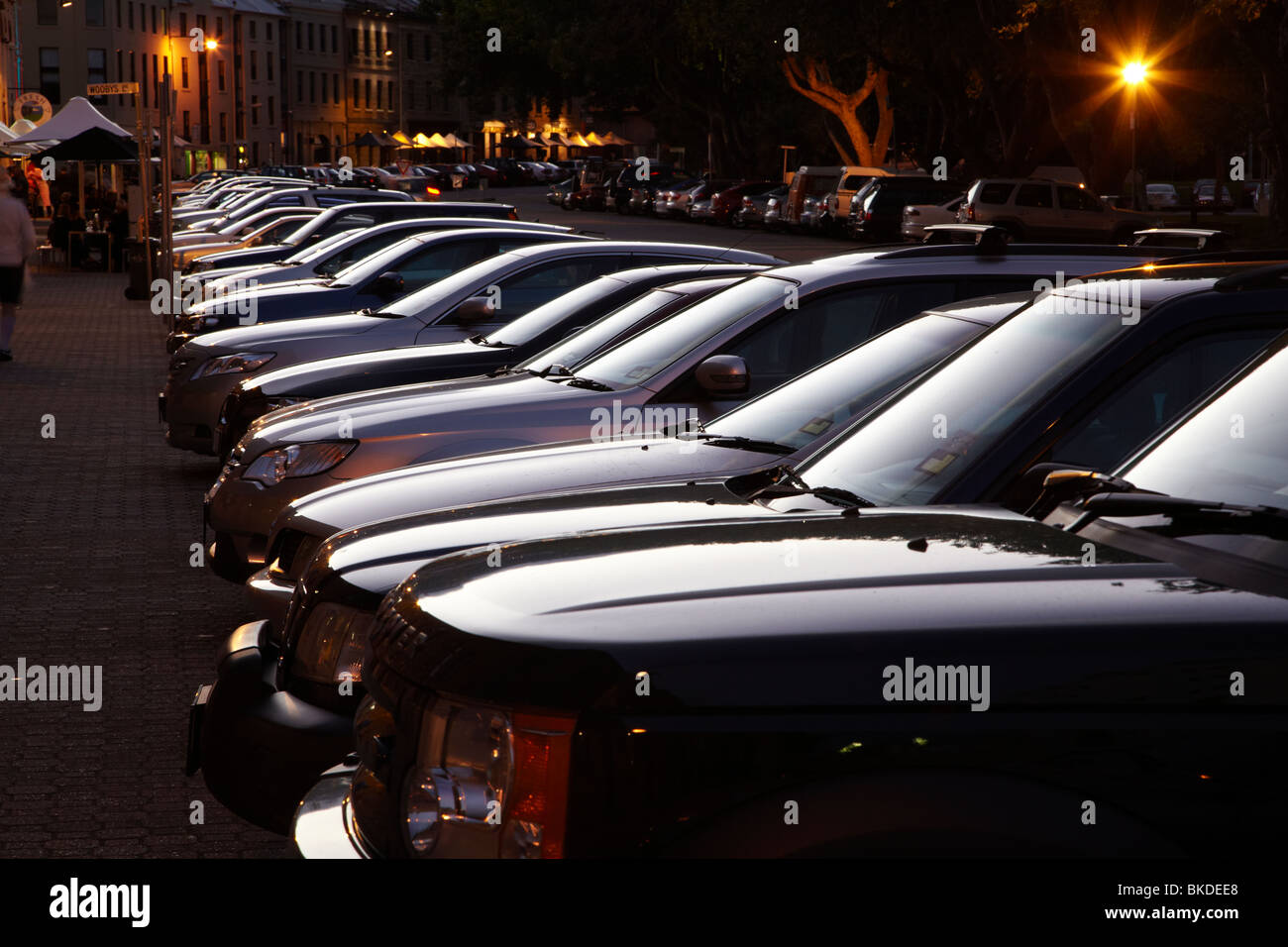 Lumière du soir sur la rangée de voitures garées, Salamanca Place, Hobart, Tasmanie, Australie Banque D'Images