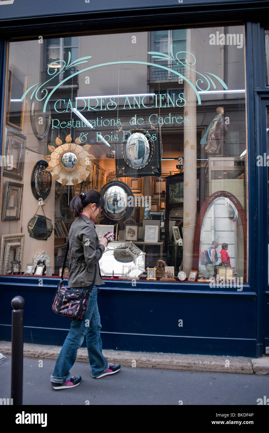 Magasin d'encadrement dans le quartier latin, « Paris American Art », vitrine extérieure, femme asiatique prenant des photos, ancienne boutique française Banque D'Images