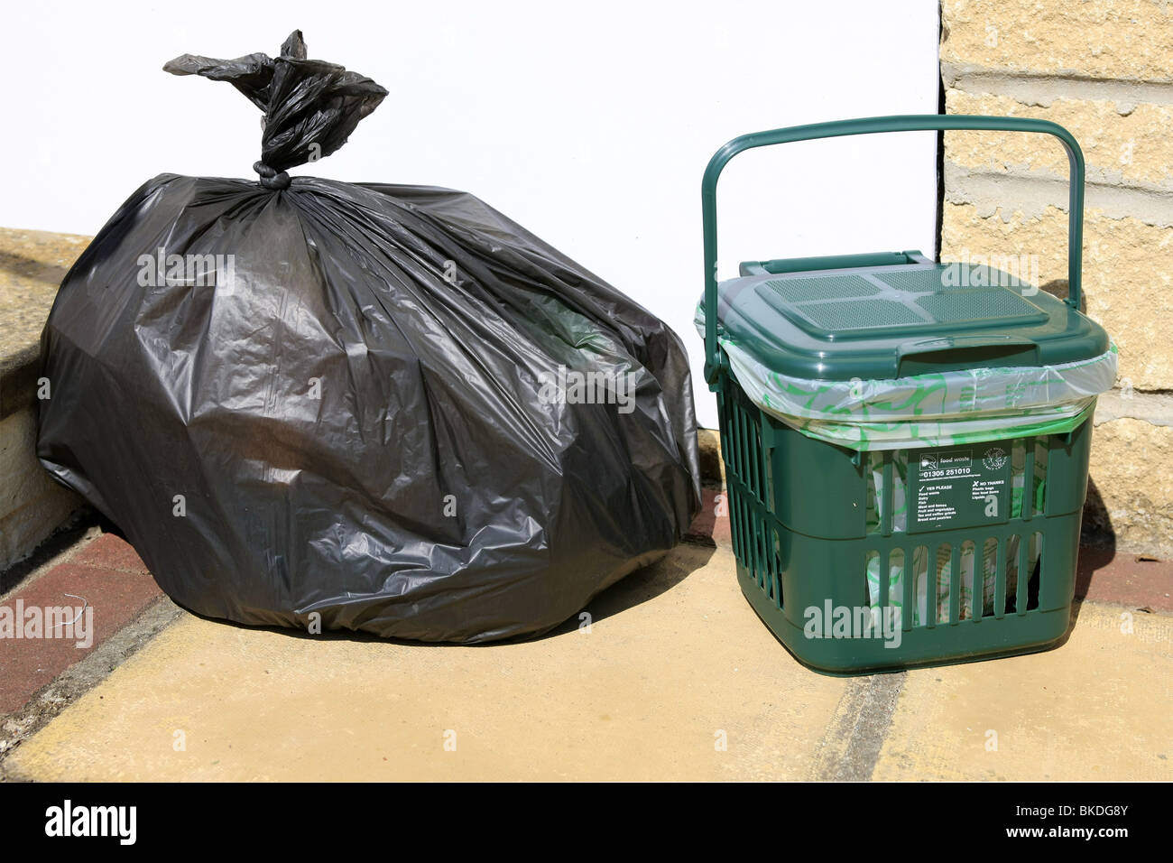 Une poubelle de recyclage des déchets alimentaires vert pour la cuisine des  maisons en Angleterre aux côtés d'un sac noir des déchets en général Photo  Stock - Alamy