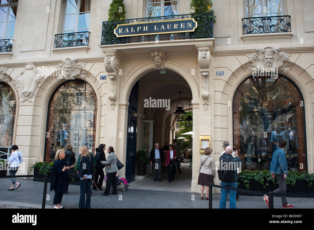 Paris, France, à l'extérieur de Ralph Lauren, marques de mode, des  boutiques internationales, dans 'Saint Germain des Prés" Scène de rue  parisienne, étiquettes mode Photo Stock - Alamy