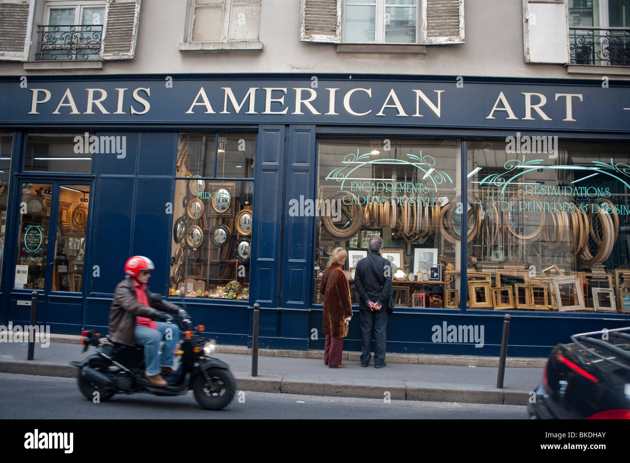 Boutique de cadrage d'images dans le quartier latin, « Paris American Art », à l'extérieur de la vieille boutique française, boutiques de Saint Germain des Prés, boutique de cadrage d'époque Banque D'Images
