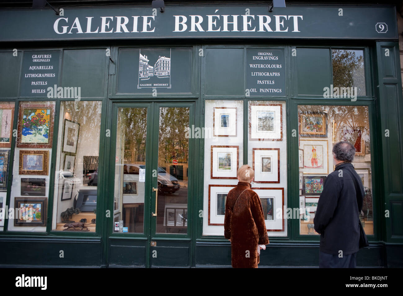 Paris, France, couple, magasins de vitrines dans le magasin Picture Framing du quartier Latin, Galerie Breheret, à l'extérieur de l'ancien magasin français (Saint Germain des Prés), Paris vintage Banque D'Images
