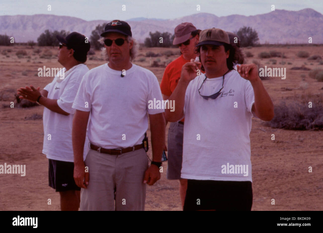 ROB BOWMAN (DIR) O/S 'X-Files : LE FILM' (1998) AVEC CHRIS CARTER 002 ROBO  Photo Stock - Alamy