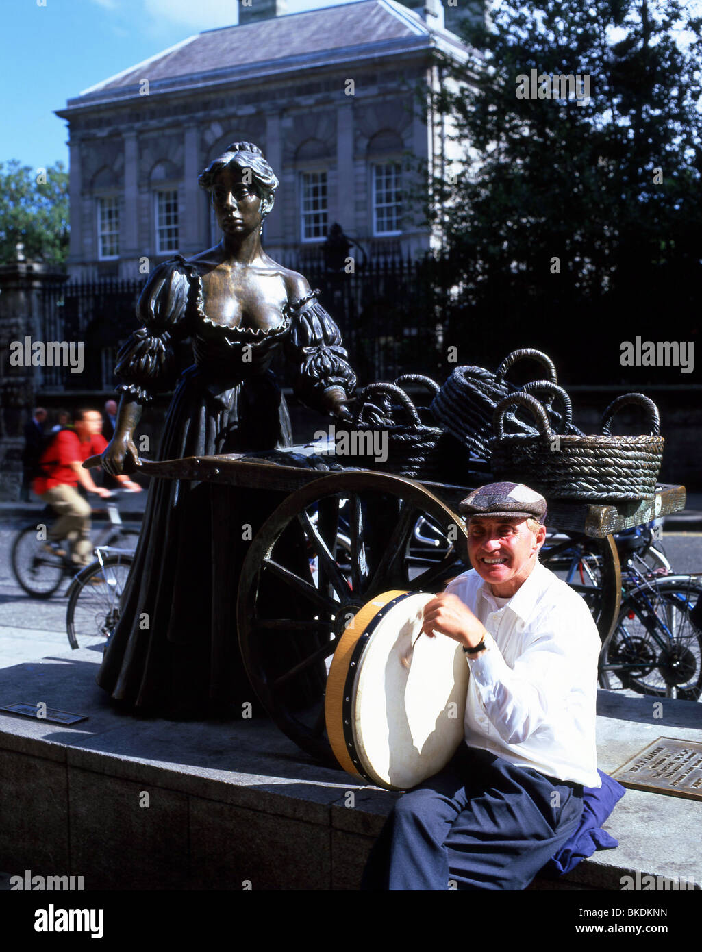 Busker jouant du tambourin par Molly Malone Statue, Grafton Street, Dublin, République d'Irlande Banque D'Images