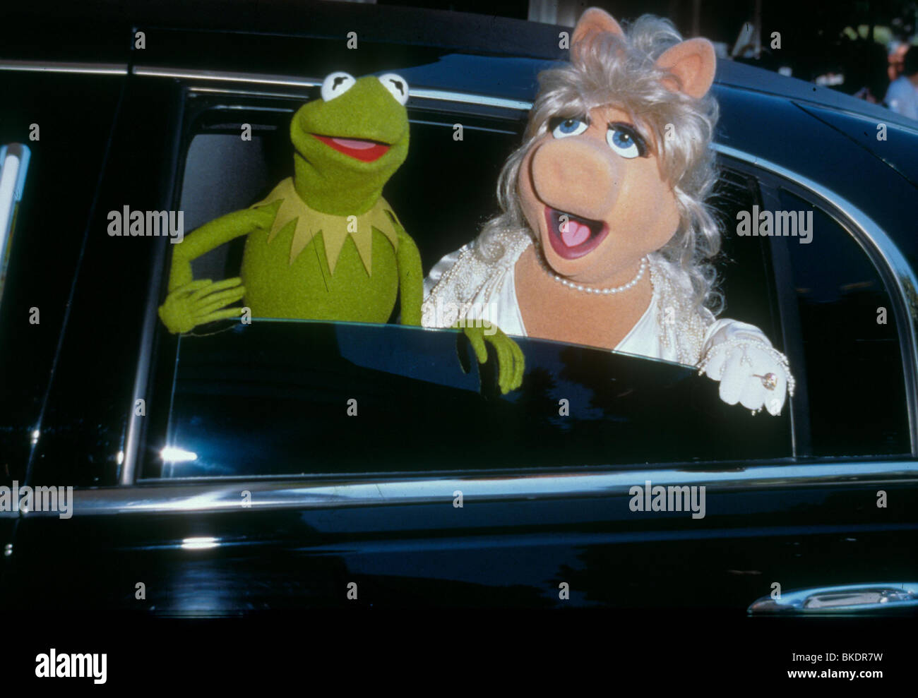 MUPPETS FROM SPACE (1999) Kermit la grenouille, Miss Piggy MUFS 017 Banque D'Images