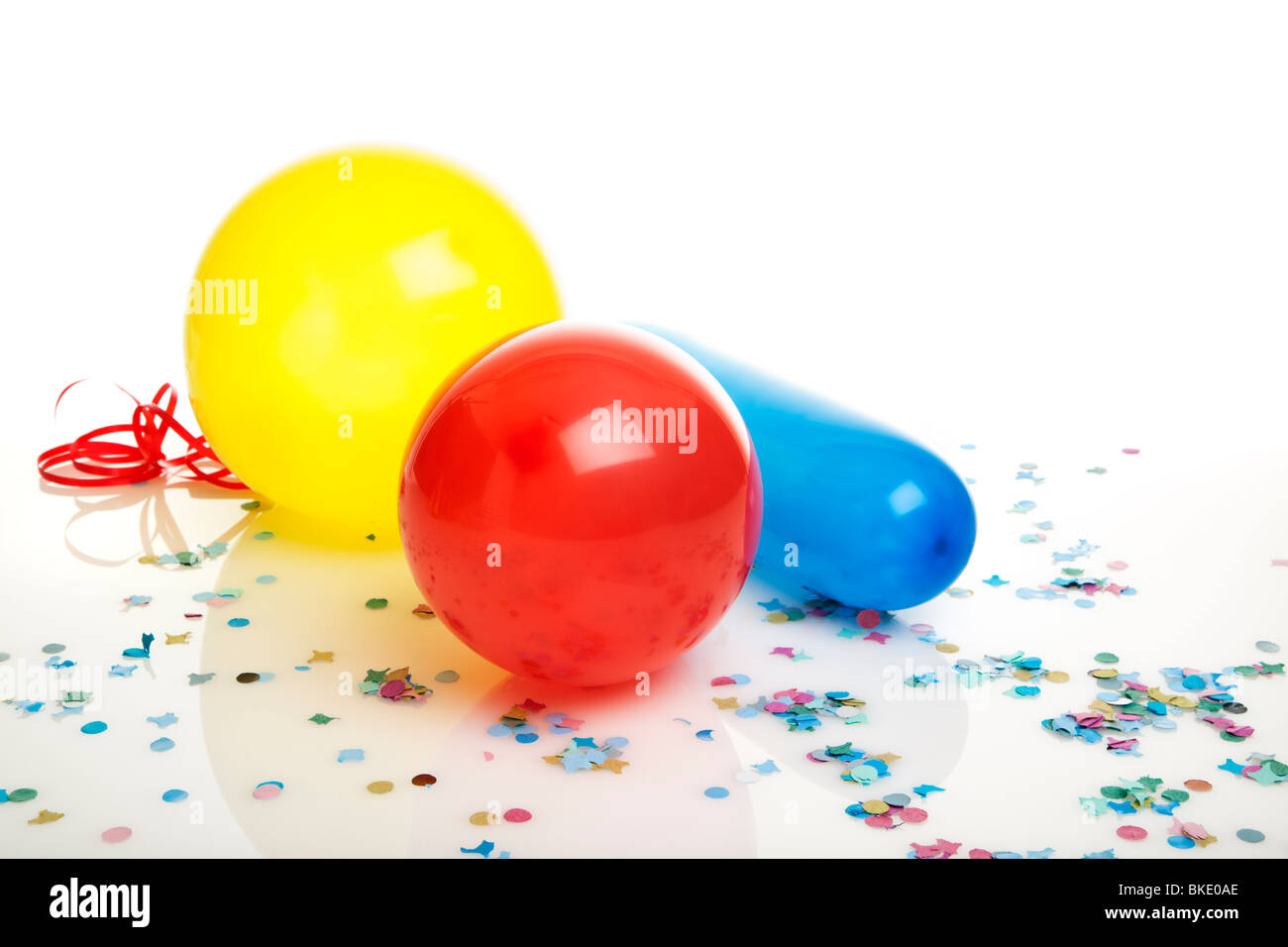 Trois ballons et confettis Banque D'Images