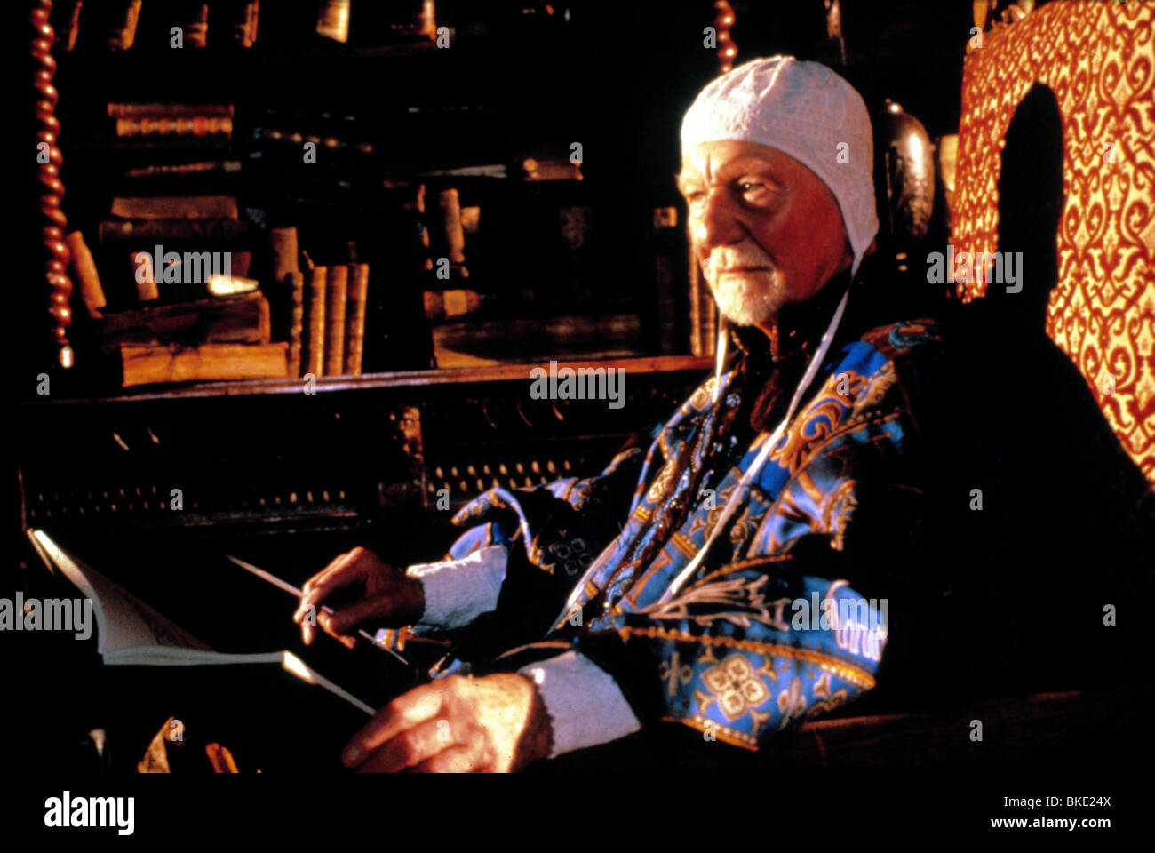 PROSPERO'S BOOKS (1991) JOHN GIELGUD PSB 013 Banque D'Images