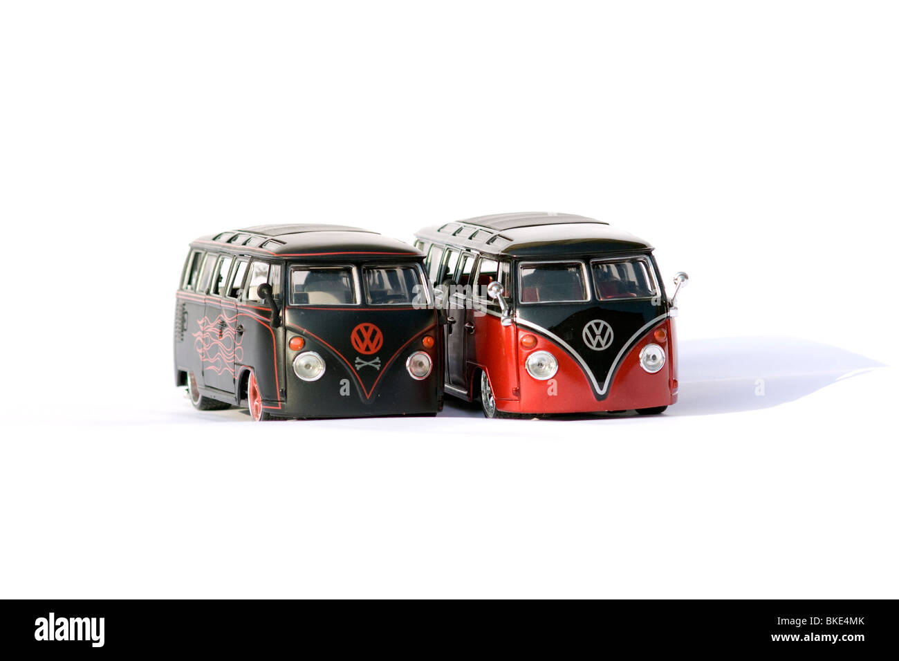 Deux modèles réduits de l'écran partagé Volkswagen camping-cars sur un fond blanc Banque D'Images