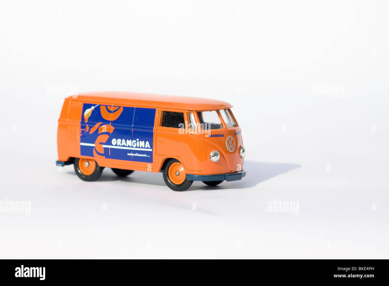 Collection pour enfants modèle de jouet d'un panneau d'écran divisé  volkswagen van sur fond blanc Publicité Orangina Photo Stock - Alamy