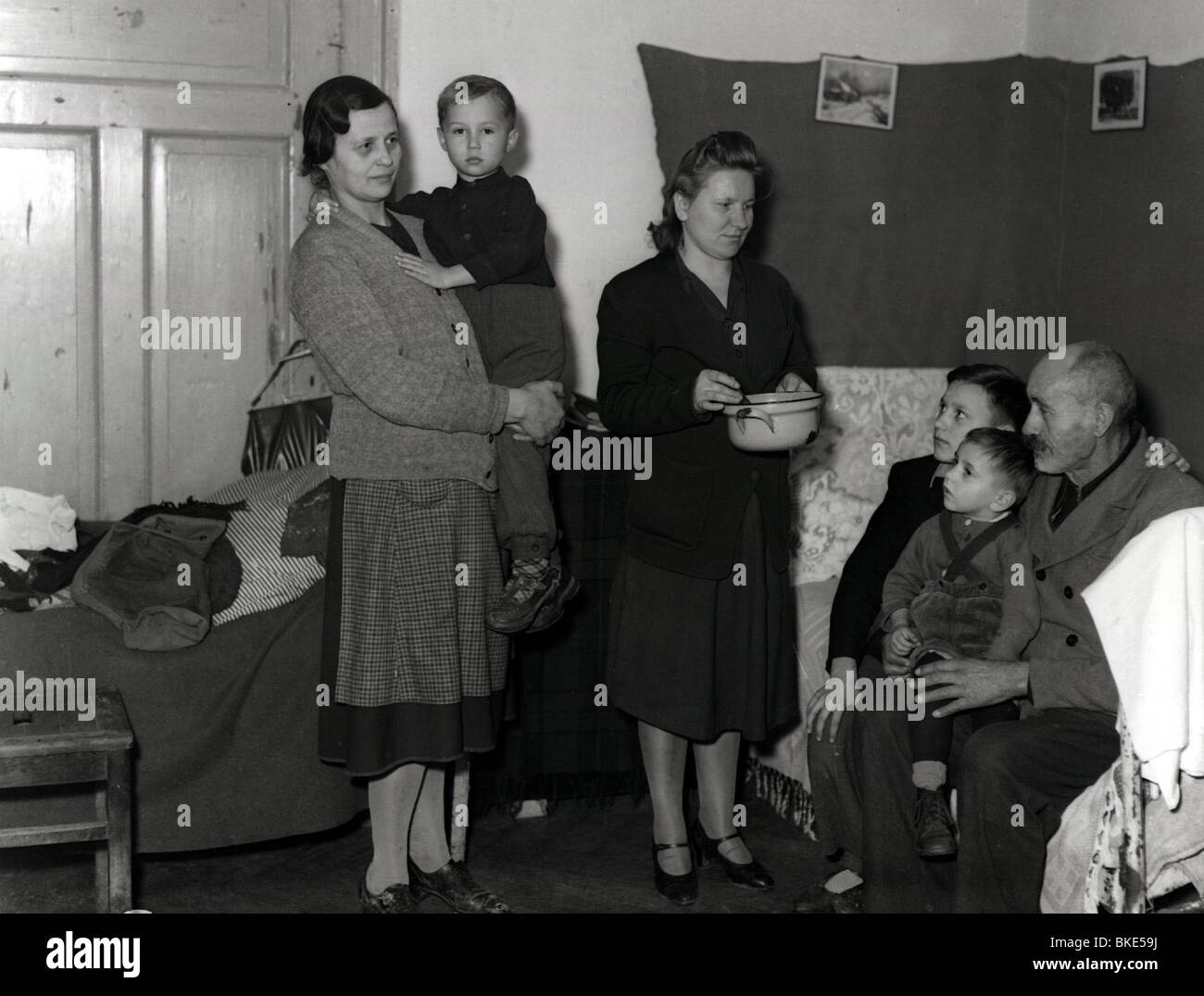 Période d'après-guerre, misère, pénurie de logements, famille des réfugiés dans la caserne de Luitpold, Munich, 1951, Banque D'Images