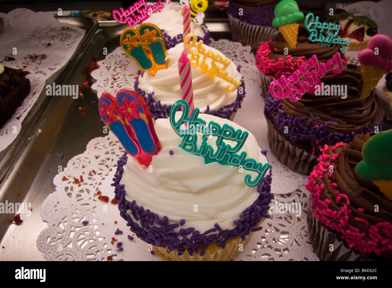 Joyeux Anniversaire Cupcakes Vu Dans Une Boulangerie A New York Vendredi 16 Avril 10 C Richard B Levine Photo Stock Alamy
