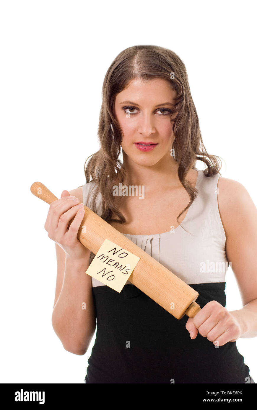 Jeune femme avec un regard menaçant tenant un rouleau à pâtisserie avec les mots "No means No" Banque D'Images