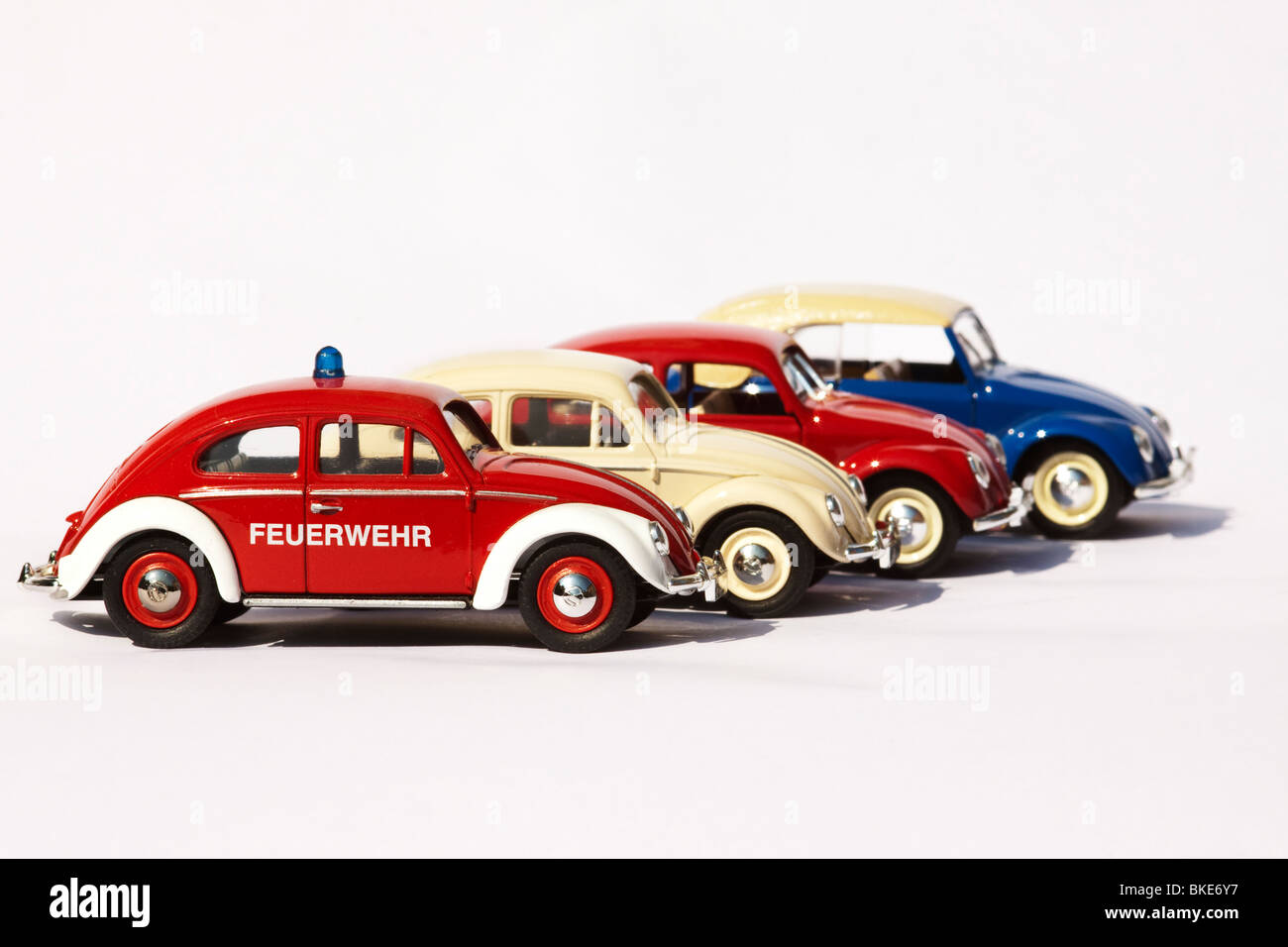Modèles de jouets moulés sous pression de collection de trois voitures Volkswagen Beetles sur fond blanc Banque D'Images