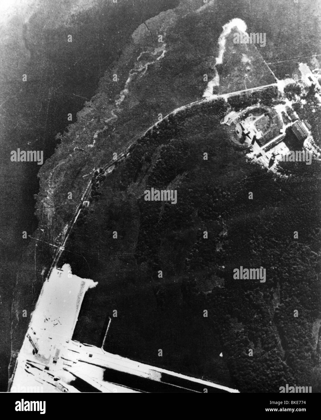Événements, seconde Guerre mondiale / seconde Guerre mondiale, Allemagne, Heeresversuchsanstalt (Army Research Center) Peenemuende 1942 - 1945, banc d'essai de fusée de la V2, photo-reconnaissance de la Royal Air Force (RAF), 1943, Third Reich, National Socialism, Wehrmacht, armée, Wunderwaffe, Wunderwaffen, missile, missiles, V-géliger, armes, Vergungungungeligen, 2, Vergungion, Vergungunenemonenemonenemonenemonenemonensenge, Vergion, Vergungät, Vergät Historique, V 2, reconnaissance aérienne, terrain d'essai, installation d'essai, Prüfstand VII, 1940, Banque D'Images