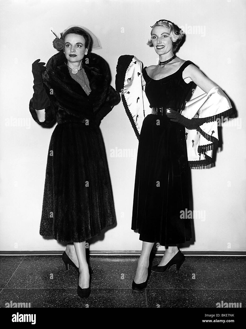 mode, années 1950, mode pour femmes, femmes portant un manteau de fourrure de vison, costume de femme de velours avec taupe de satin, , Banque D'Images