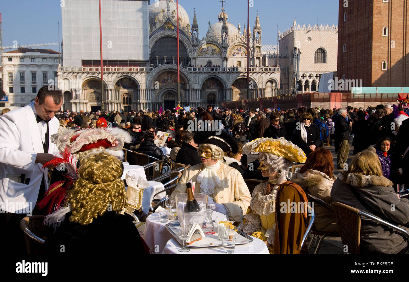 Déjeuner pendant la célébration du carnaval dans la place Saint Marc, Venise, Italie Banque D'Images