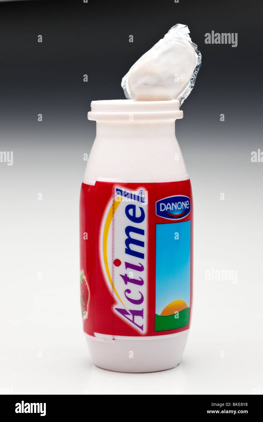 Ouvert simple récipient en plastique de boisson à saveur de fraise Actimel Banque D'Images