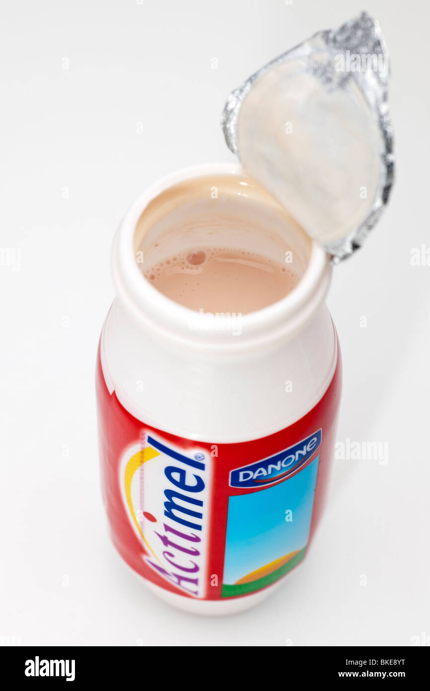 Ouvert simple récipient en plastique de boisson à saveur de fraise Actimel Banque D'Images