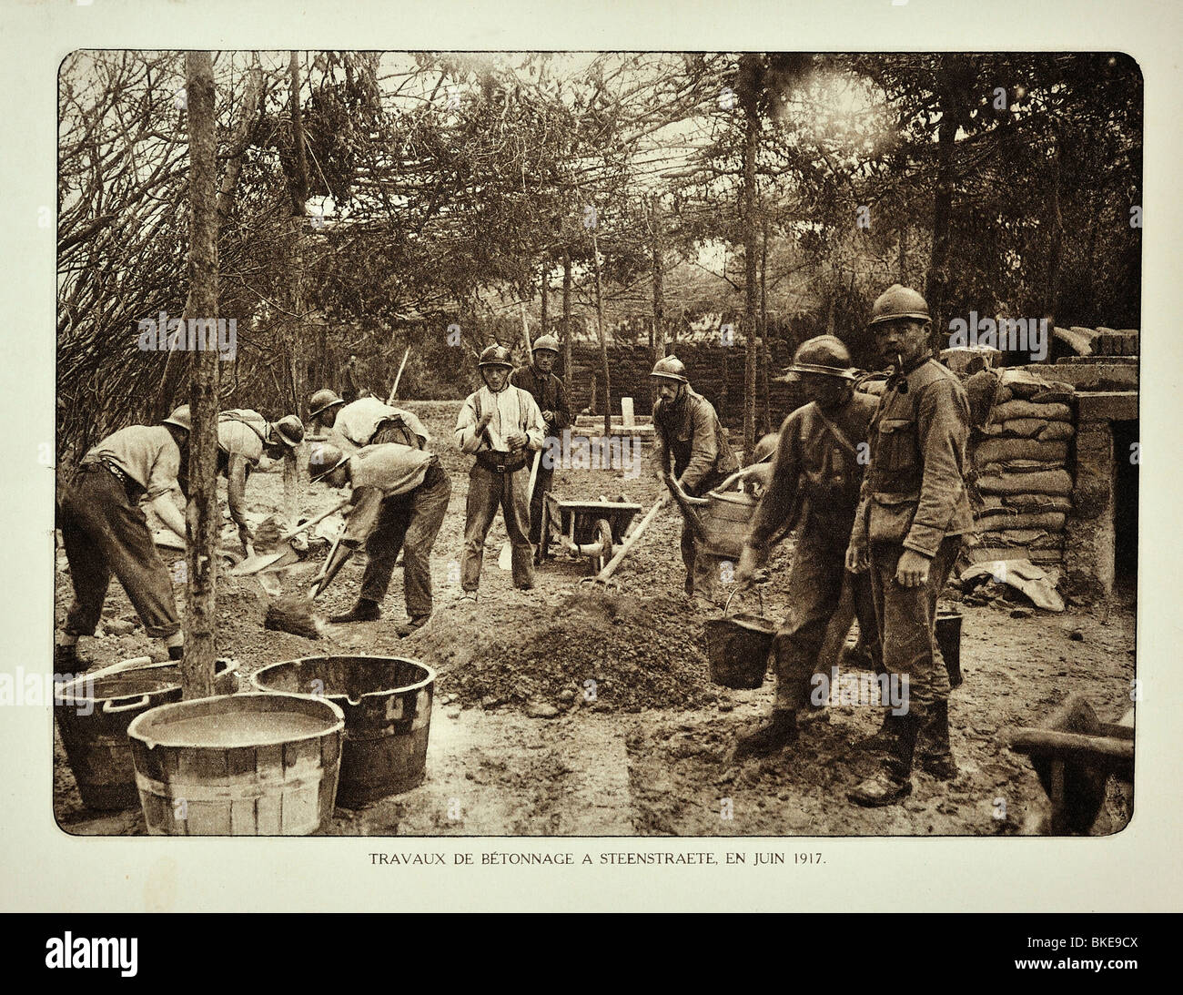 Construction en béton par des soldats belges de la PREMIÈRE GUERRE MONDIALE / ingénieurs à Steenstrate en Flandre occidentale pendant la Première Guerre mondiale, la Belgique Banque D'Images