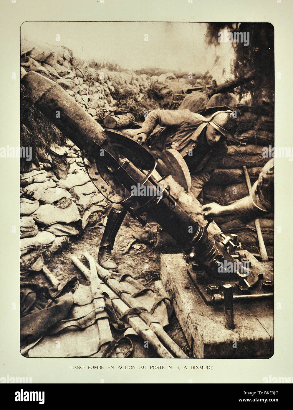 La PREMIÈRE GUERRE MONDIALE soldat artilleur belge / chargement avec mortier de tranchée à la bombe en Diksmuide Flandre occidentale pendant la Première Guerre mondiale, la Belgique Banque D'Images