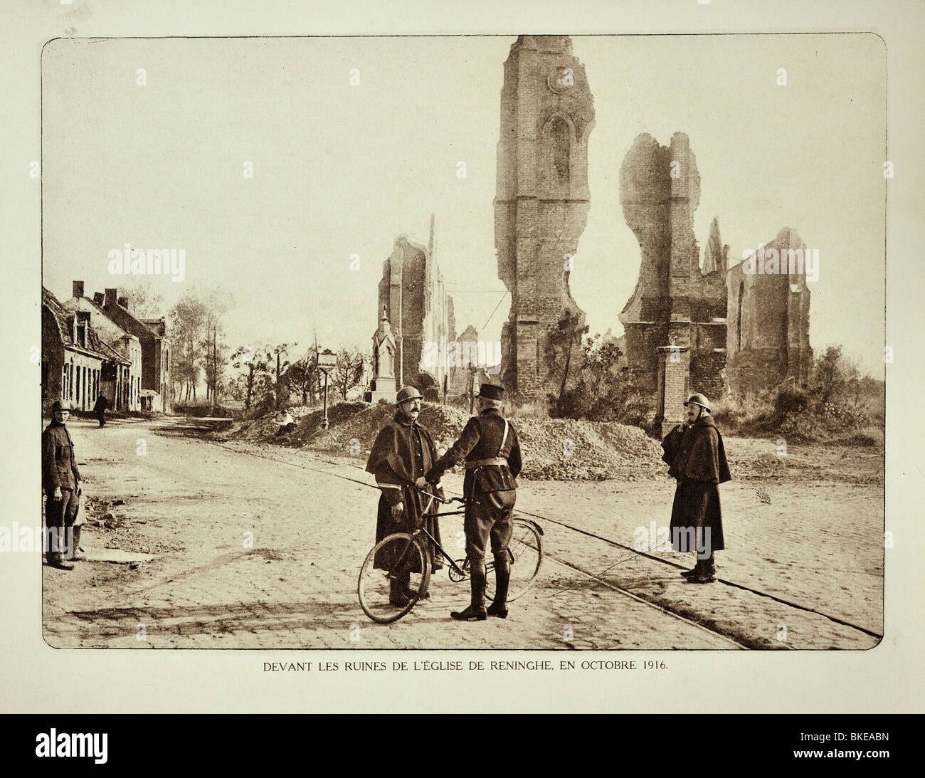 Les soldats de la PREMIÈRE GUERRE MONDIALE en face de l'église à Reninge en ruines après le bombardement en Flandre occidentale, pendant la Première Guerre mondiale, la Belgique Banque D'Images
