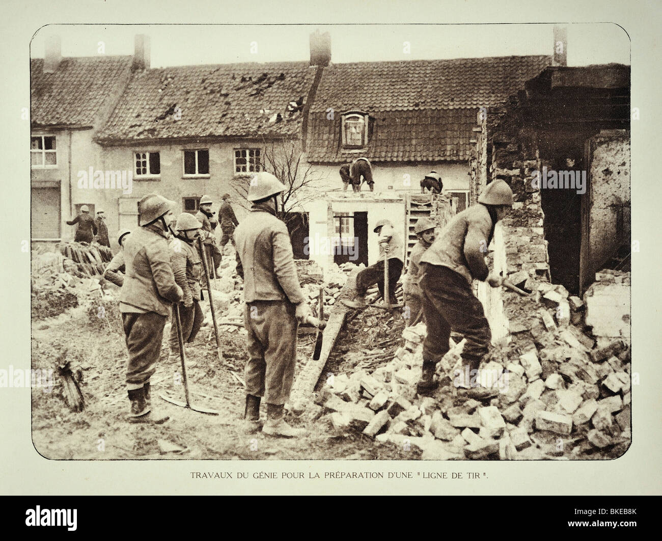 La PREMIÈRE GUERRE MONDIALE, les ingénieurs militaires belges la préparation de maisons en ruine pour l'artillerie en Flandre occidentale pendant la Première Guerre mondiale, la Belgique Banque D'Images