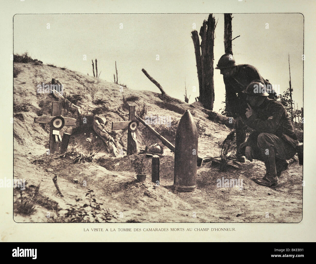 WW1 soldats visiter les tombes décorées de temporaire à Shell d'artillerie bataille en Flandre pendant la Première Guerre mondiale, la Belgique Banque D'Images