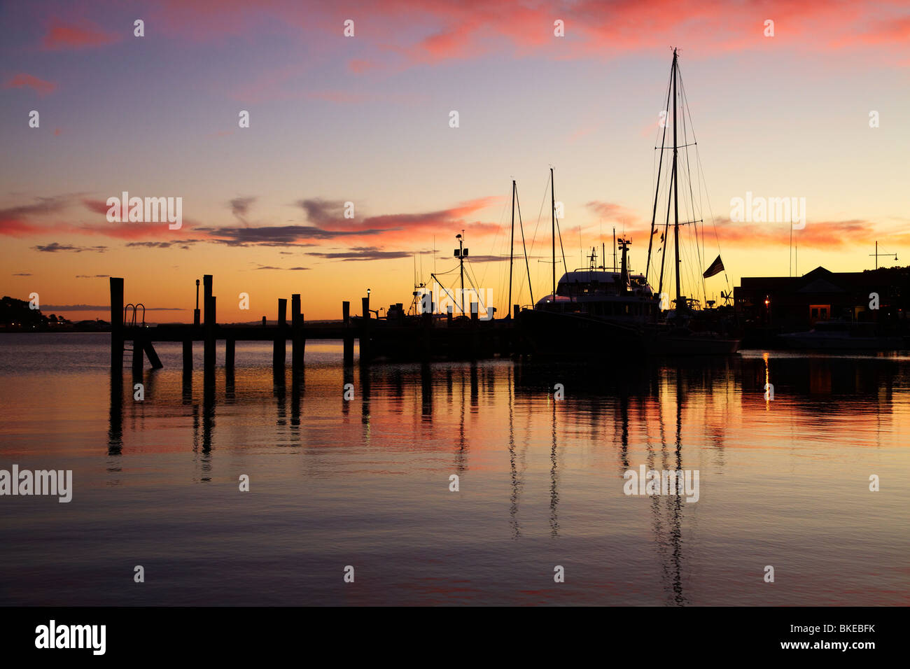 Coucher du soleil, Strahan, dans l'ouest de la Tasmanie, Australie Banque D'Images