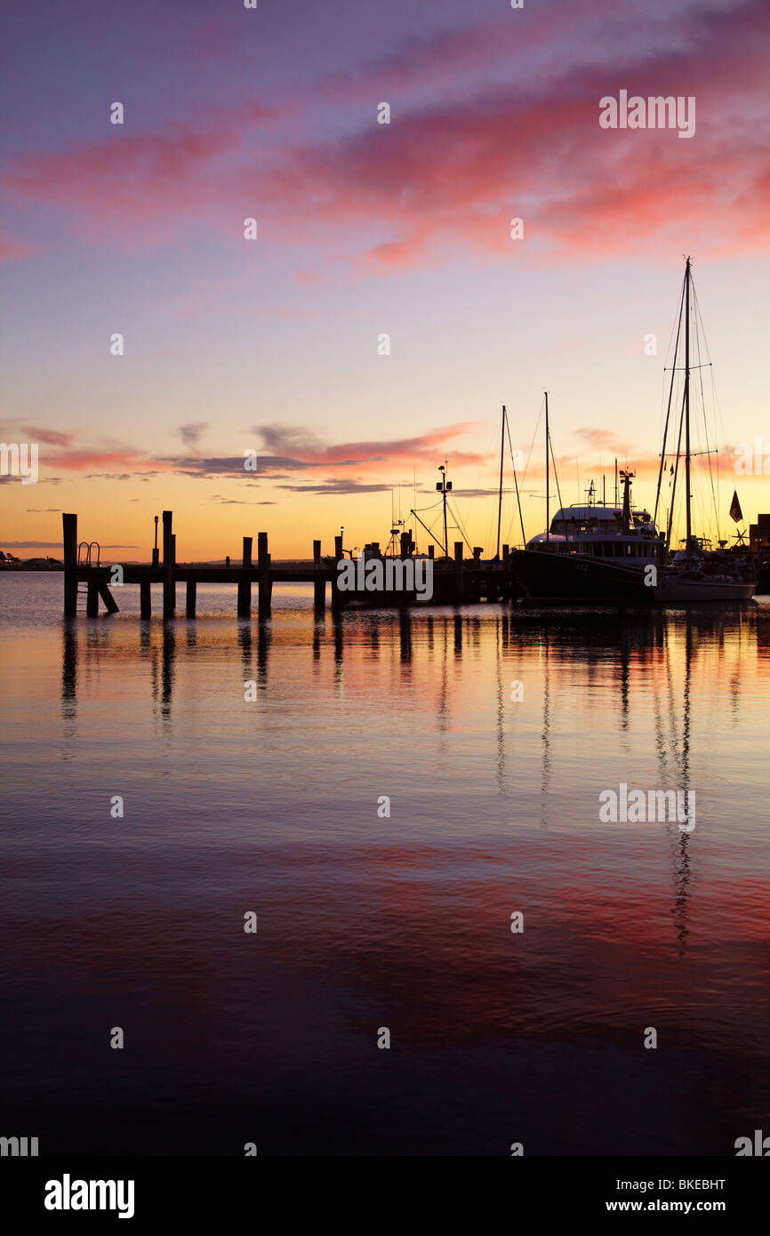 Coucher du soleil, Strahan, dans l'ouest de la Tasmanie, Australie Banque D'Images
