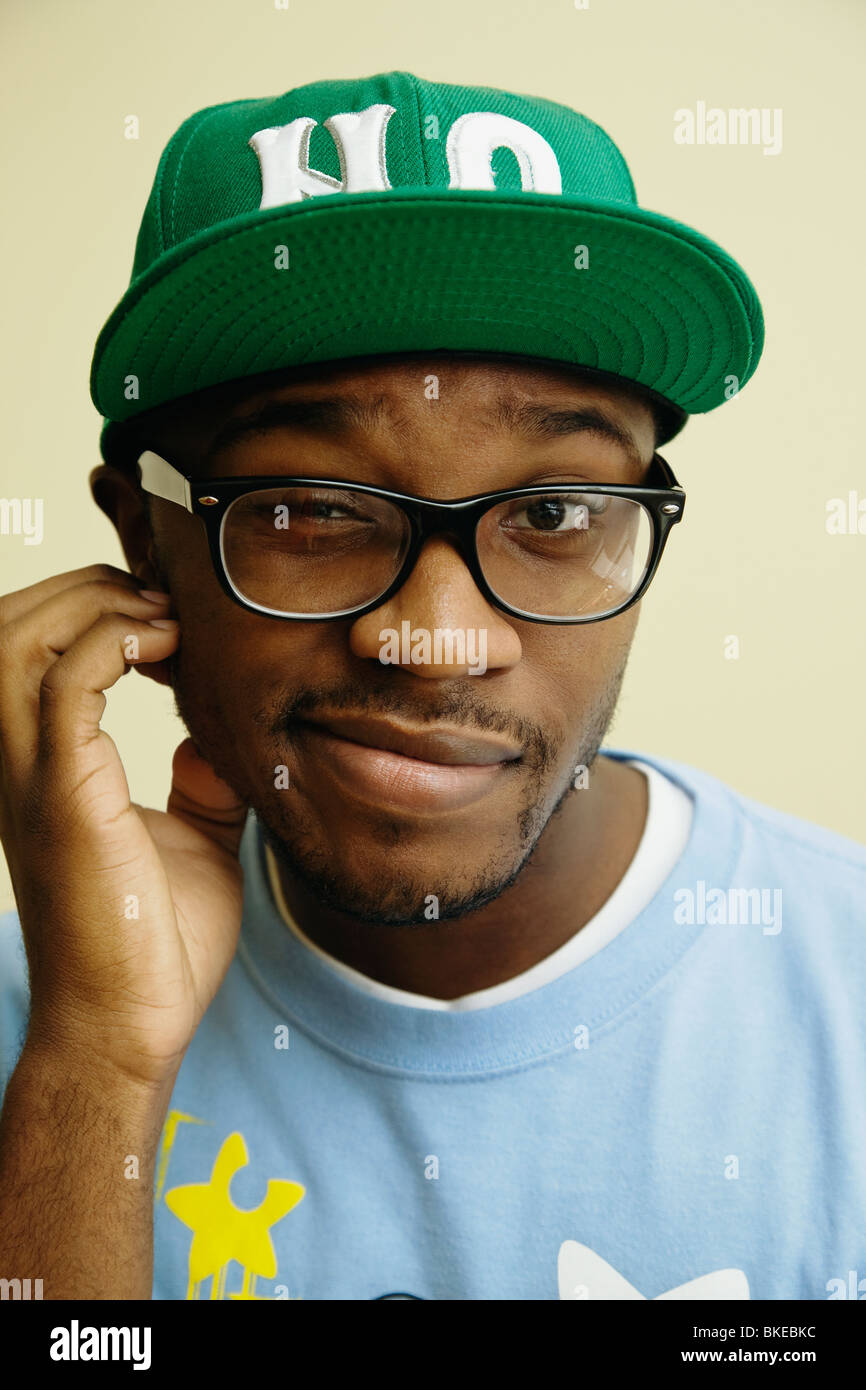 African American man in baseball cap et lunettes Banque D'Images