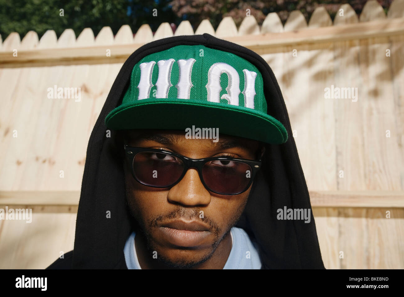 African American man in sunglasses, cap et hoodie Banque D'Images