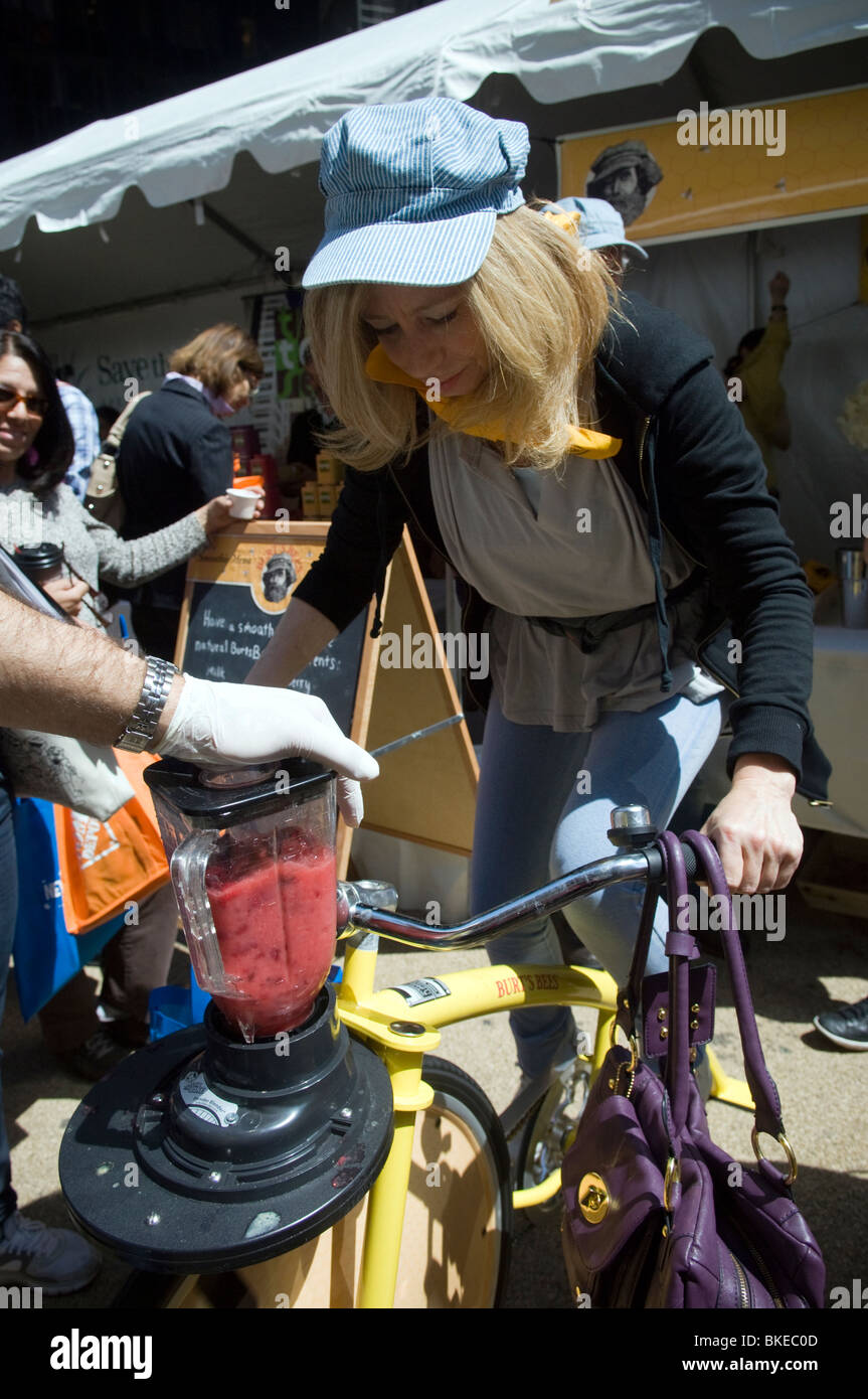Visiteurs peddle furieusement sur un vélo Blender pour faire un smoothie aux fruits Banque D'Images
