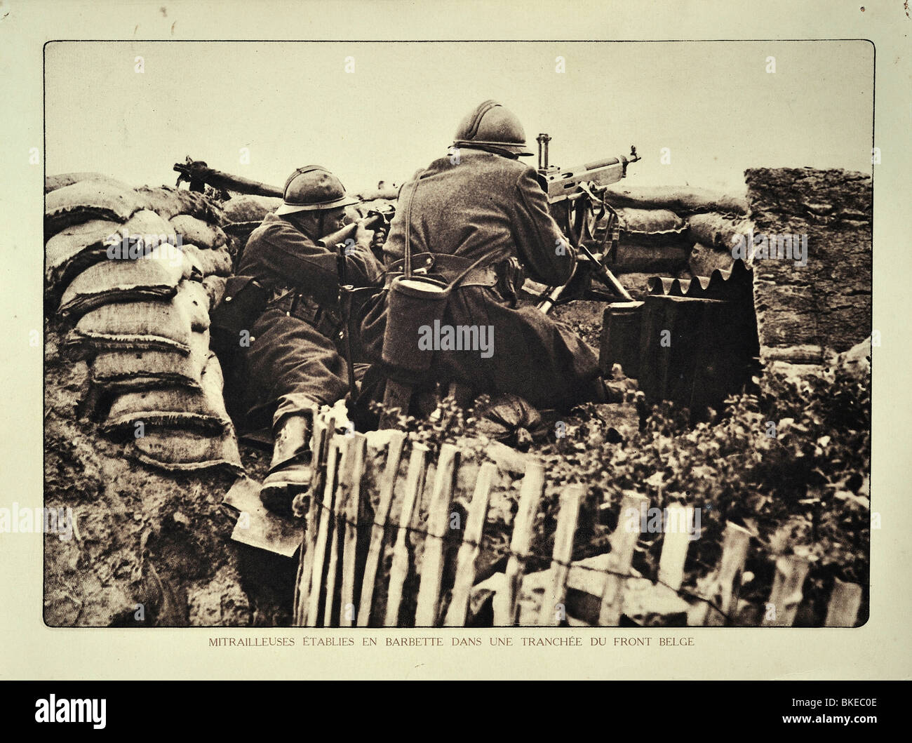 WW1 soldats belges dans la tranchée de tir avec des fusils et fusil en Flandre occidentale pendant la Première Guerre mondiale, la Belgique Banque D'Images