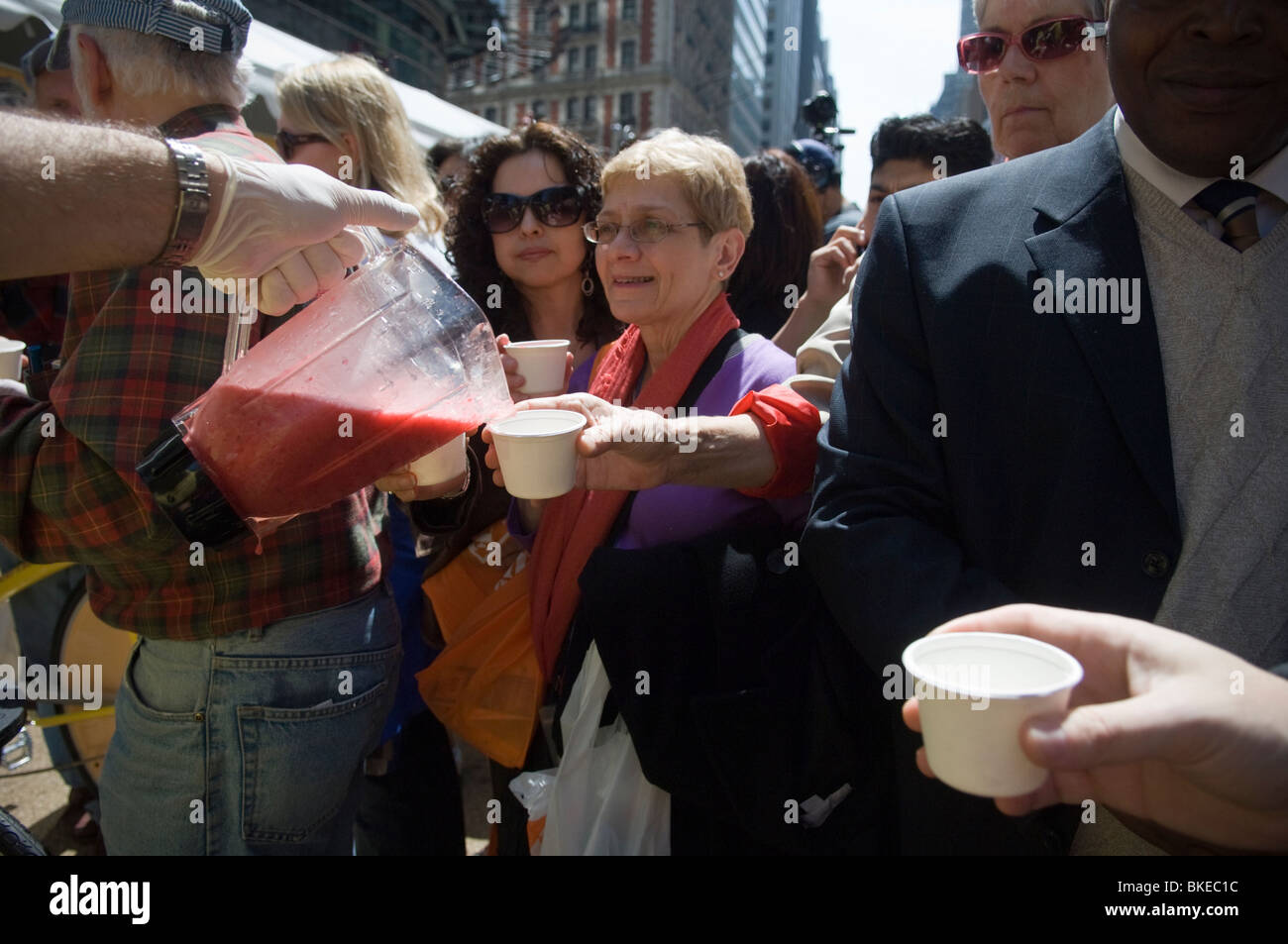 Les visiteurs apprécient smoothies aux fruits faite par colportage furieusement sur un vélo Blender à New York au cours de la Journée de la Terre Banque D'Images