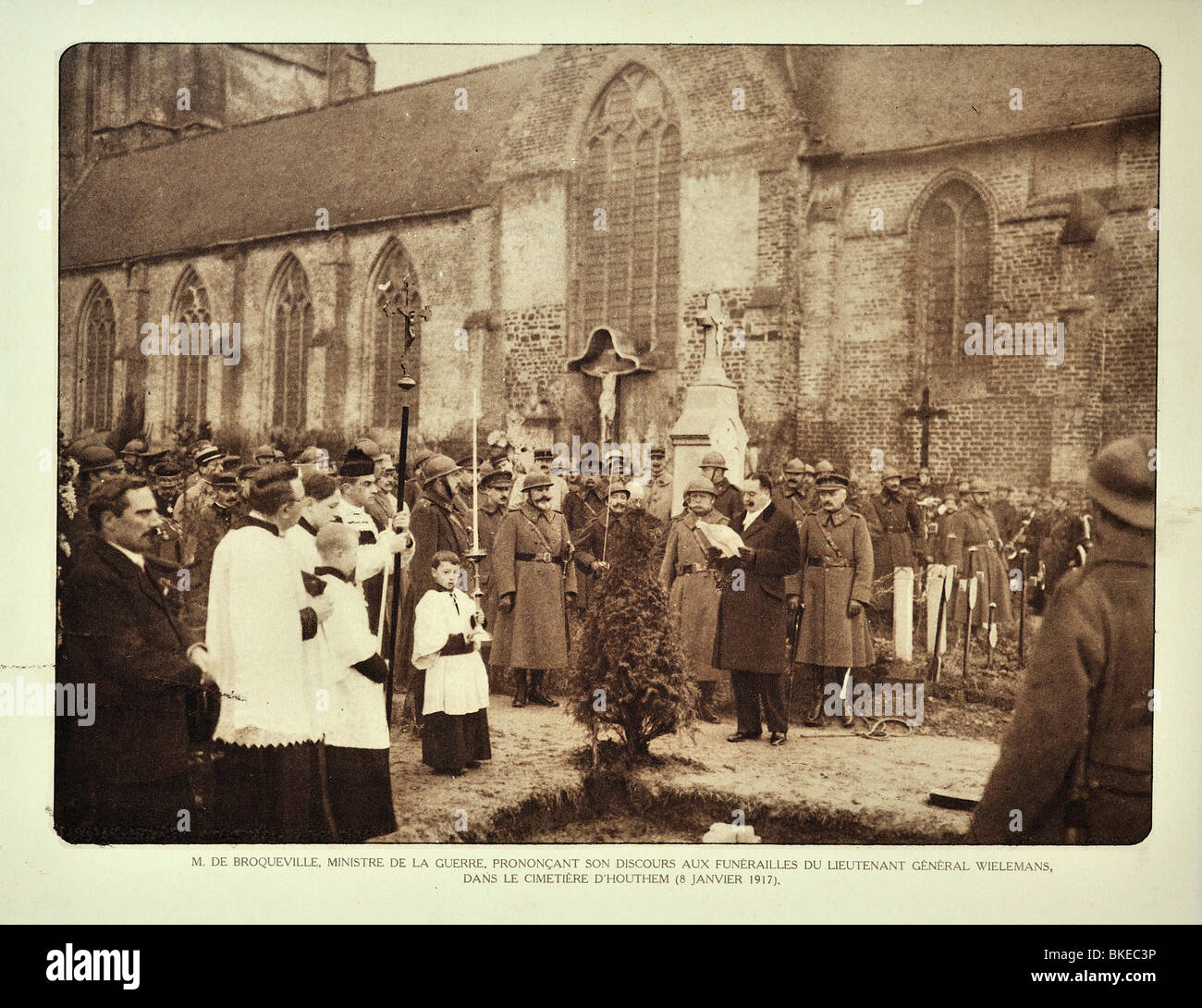 Ministre de la guerre, Charles de Broqueville lors des funérailles du lieutenant-général Wielemans à Houtem en Flandre pendant la PREMIÈRE GUERRE MONDIALE, la Belgique Banque D'Images