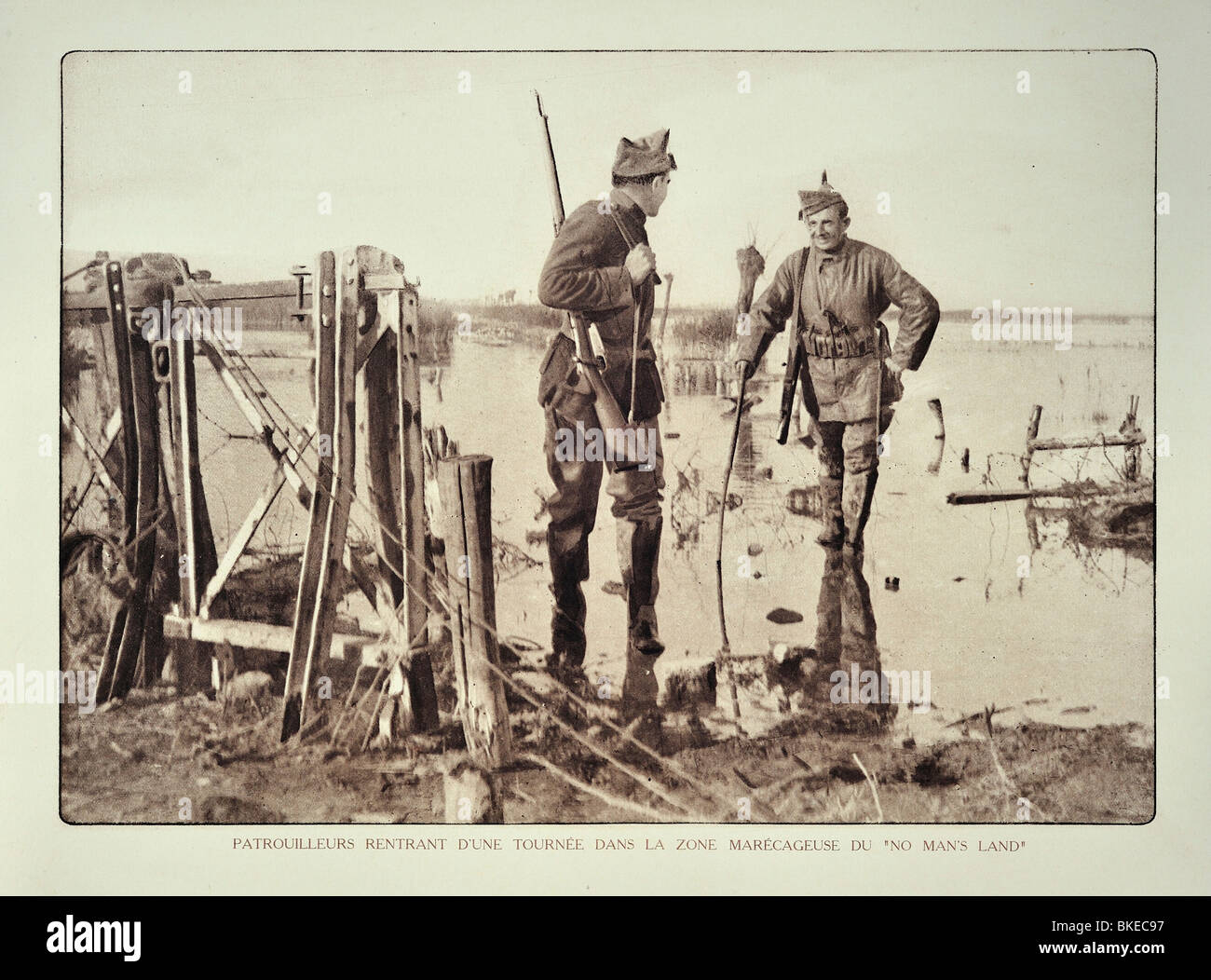 La PREMIÈRE GUERRE MONDIALE soldat belge de retour de patrouille de reconnaissance en terrain inondé en Flandre occidentale pendant la Première Guerre mondiale, la Belgique Banque D'Images