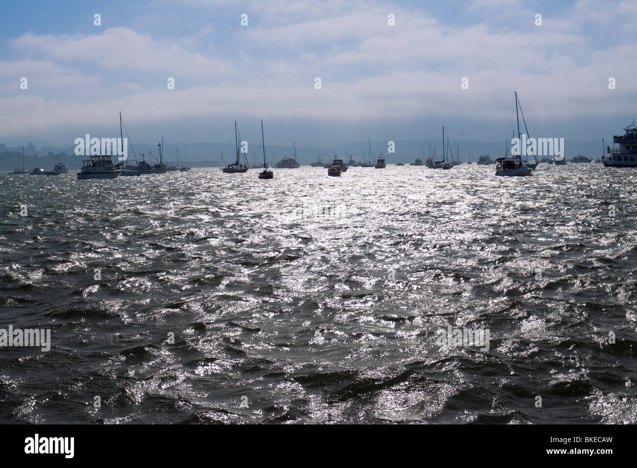 De nombreux bateaux pendillant au loin avec de l'eau frappant sur la baie de San Francisco en Californie Banque D'Images