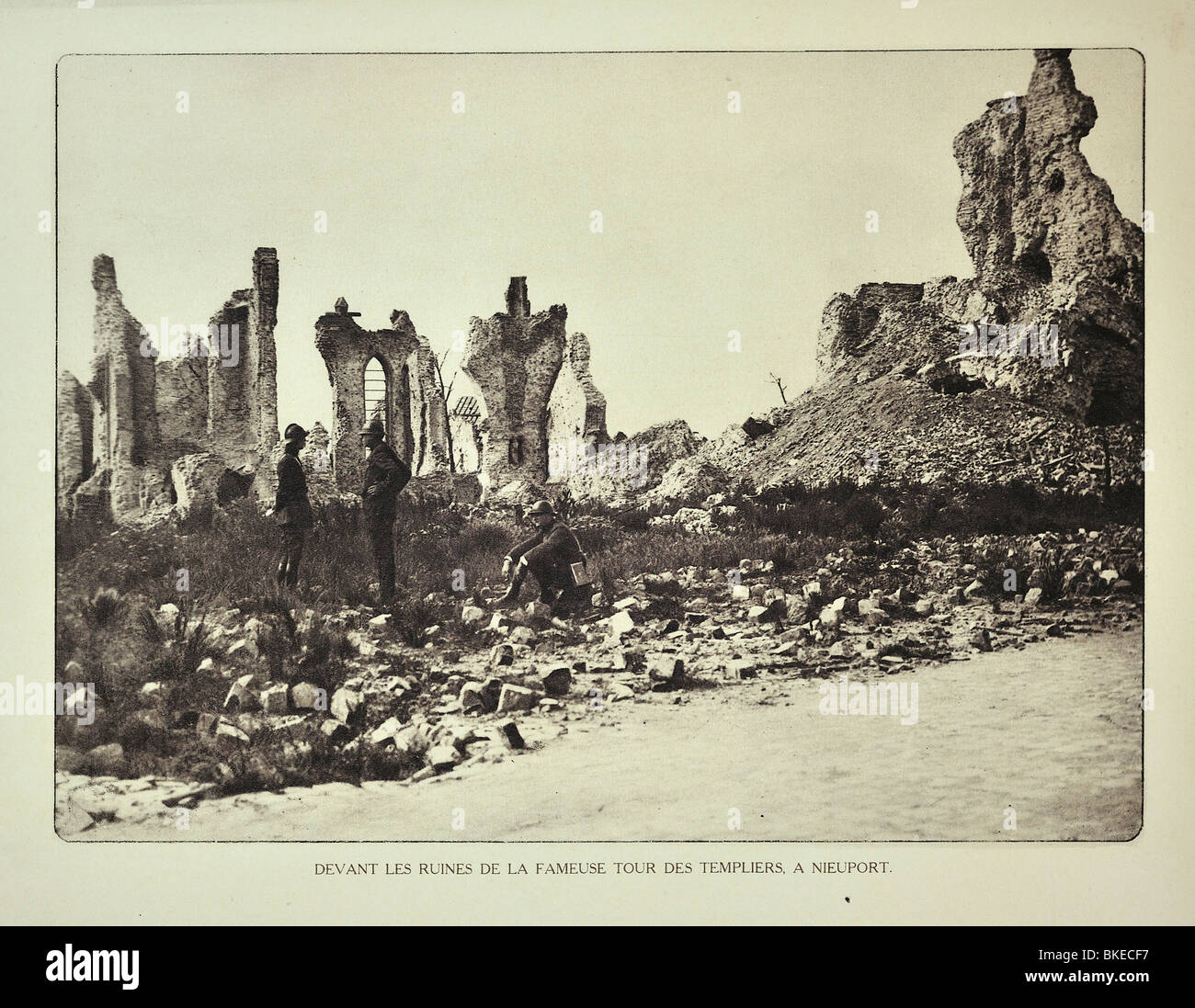 Les soldats de la première guerre mondiale et la Tour du Temple en ruines après le bombardement à Nieuport en Flandre occidentale pendant la Première Guerre mondiale, la Belgique Banque D'Images