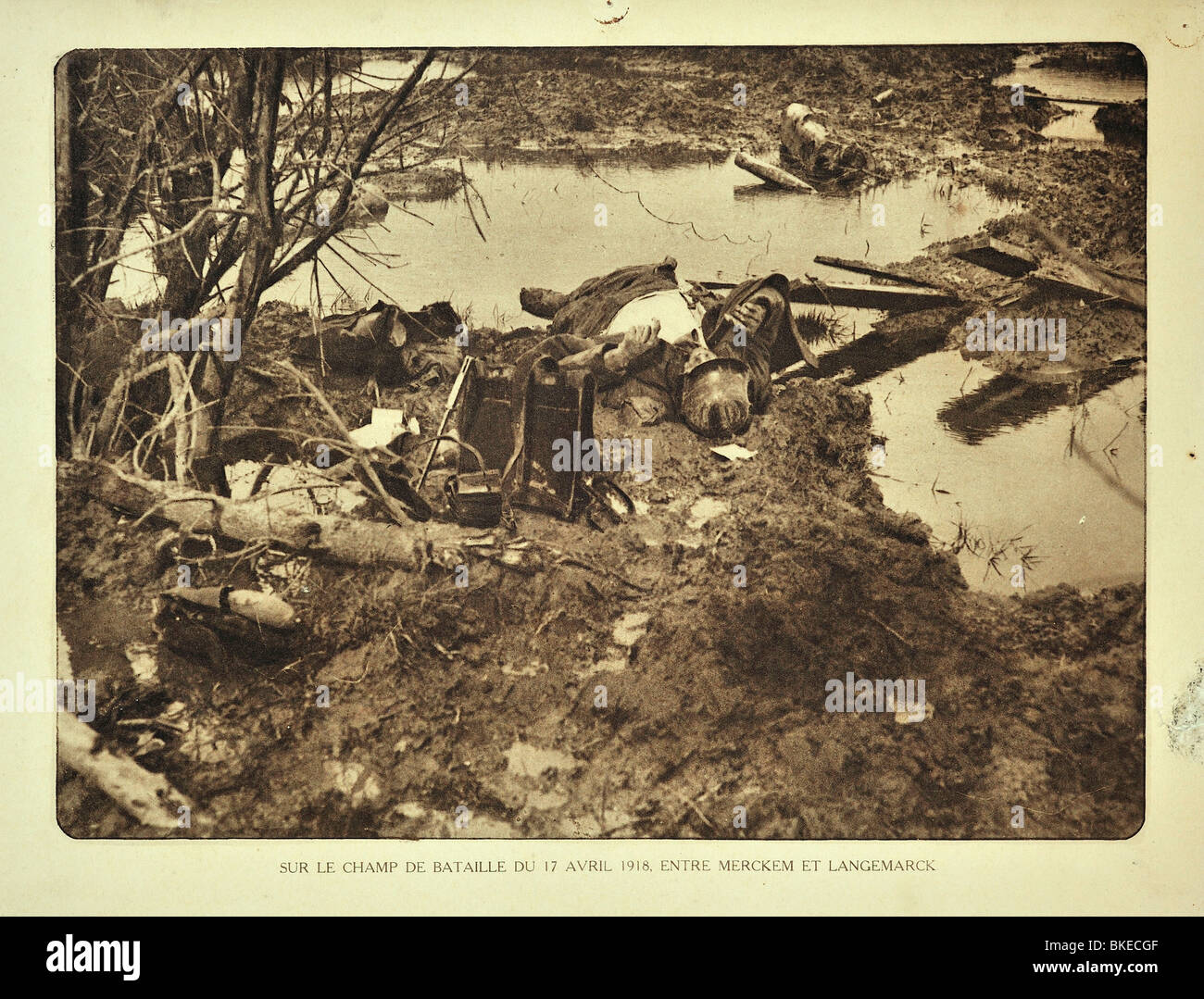 Cadavre de soldat allemand de la PREMIÈRE GUERRE MONDIALE morts tués dans l'action au champ de bataille à Merkem en Flandre occidentale pendant la Première Guerre mondiale, la Belgique Banque D'Images