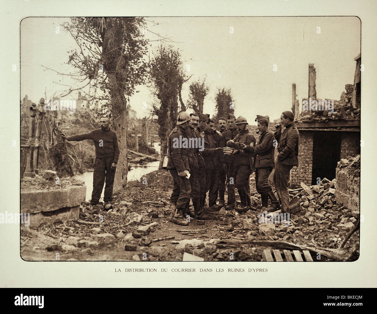 Les soldats de la PREMIÈRE GUERRE MONDIALE des lettres d le facteur / factrice dans la ville en ruines d'Ypres en Flandre, Première Guerre mondiale, la Belgique Banque D'Images